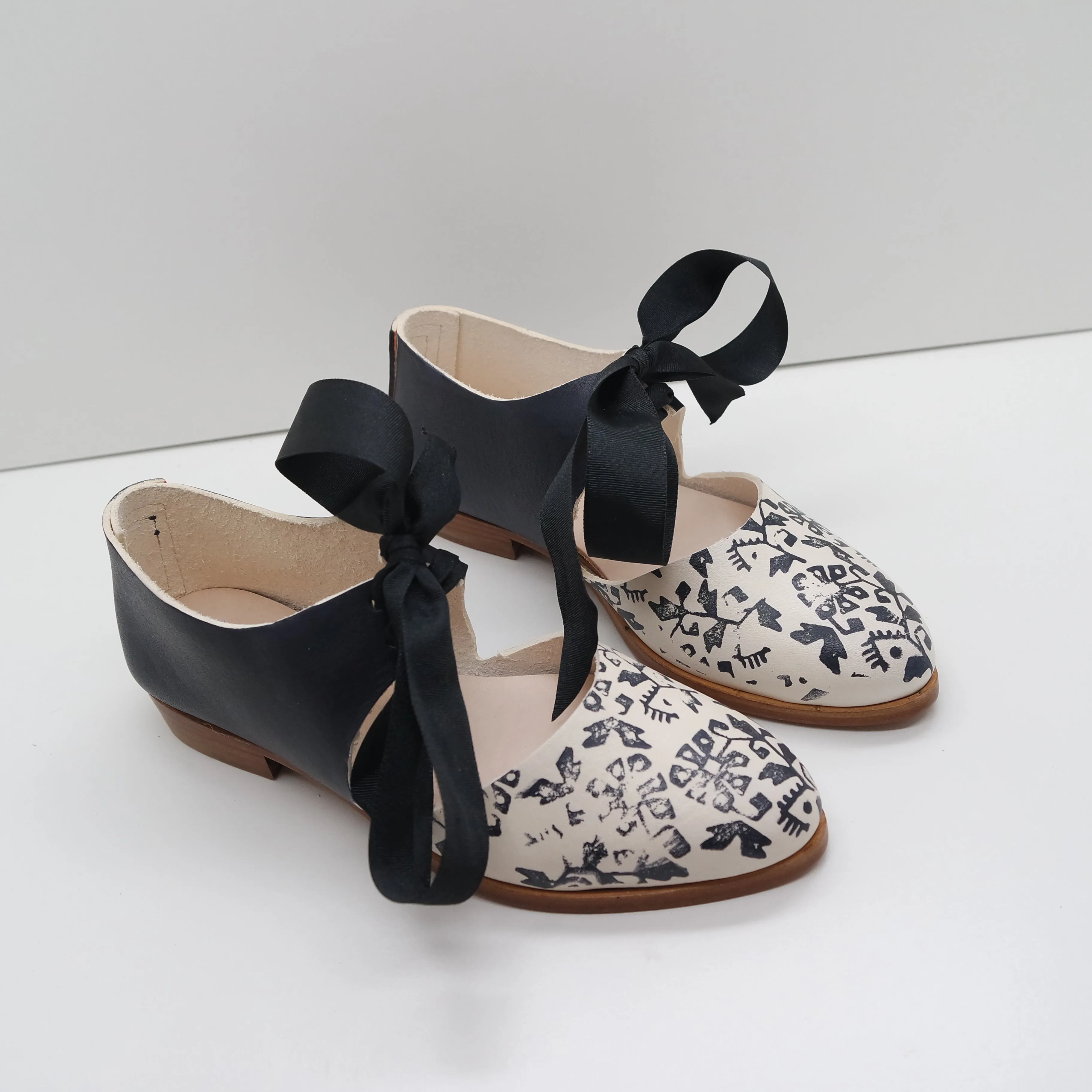 BBF24 SALE. SIZE 35. THE MARY. FLORAL BLOCK. TAHO W NORI. NORI BACK. RIBBON LACES. 2CM